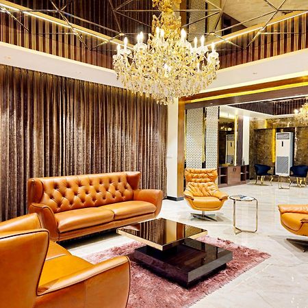 Апартаменты The Pentouz On 100 Feet Road Indiranagar - An Urban Luxury Retreat Бангалор Экстерьер фото