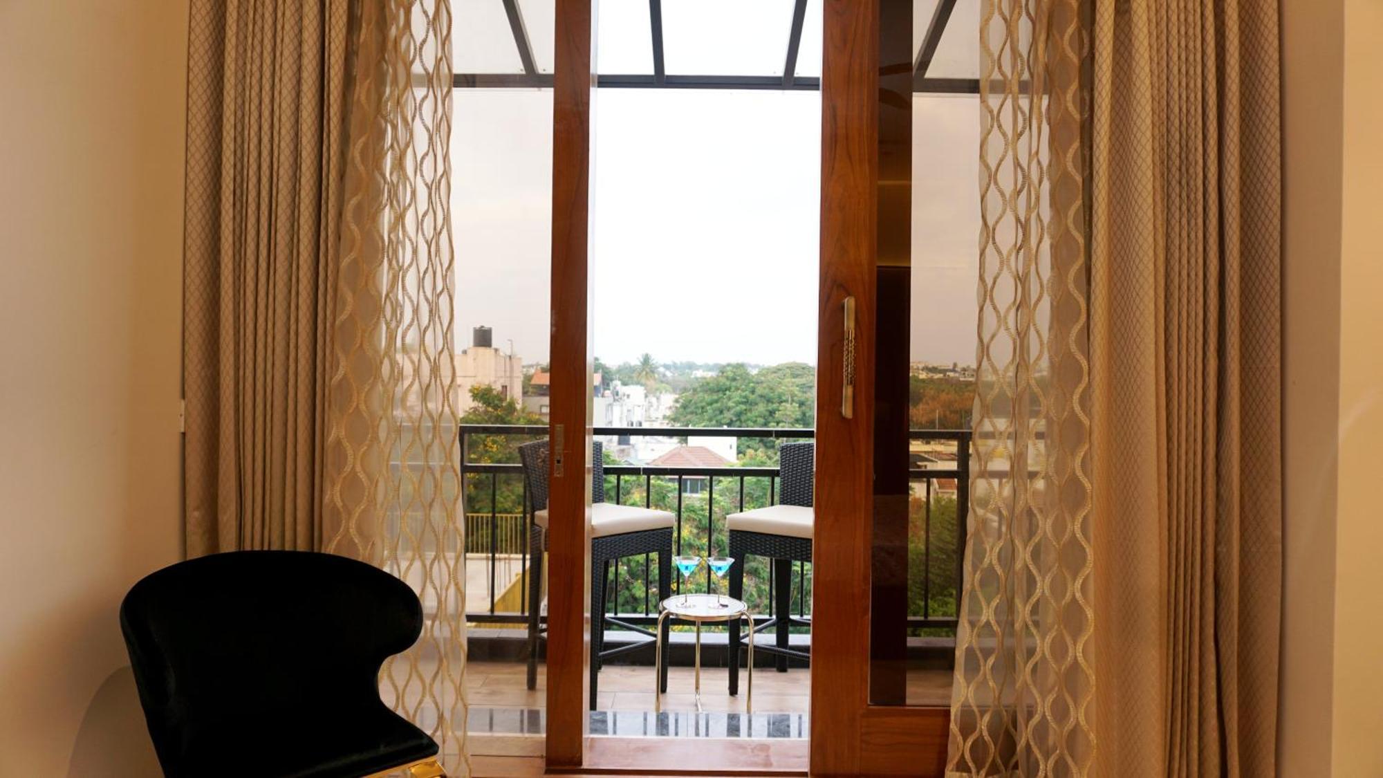 Апартаменты The Pentouz On 100 Feet Road Indiranagar - An Urban Luxury Retreat Бангалор Экстерьер фото