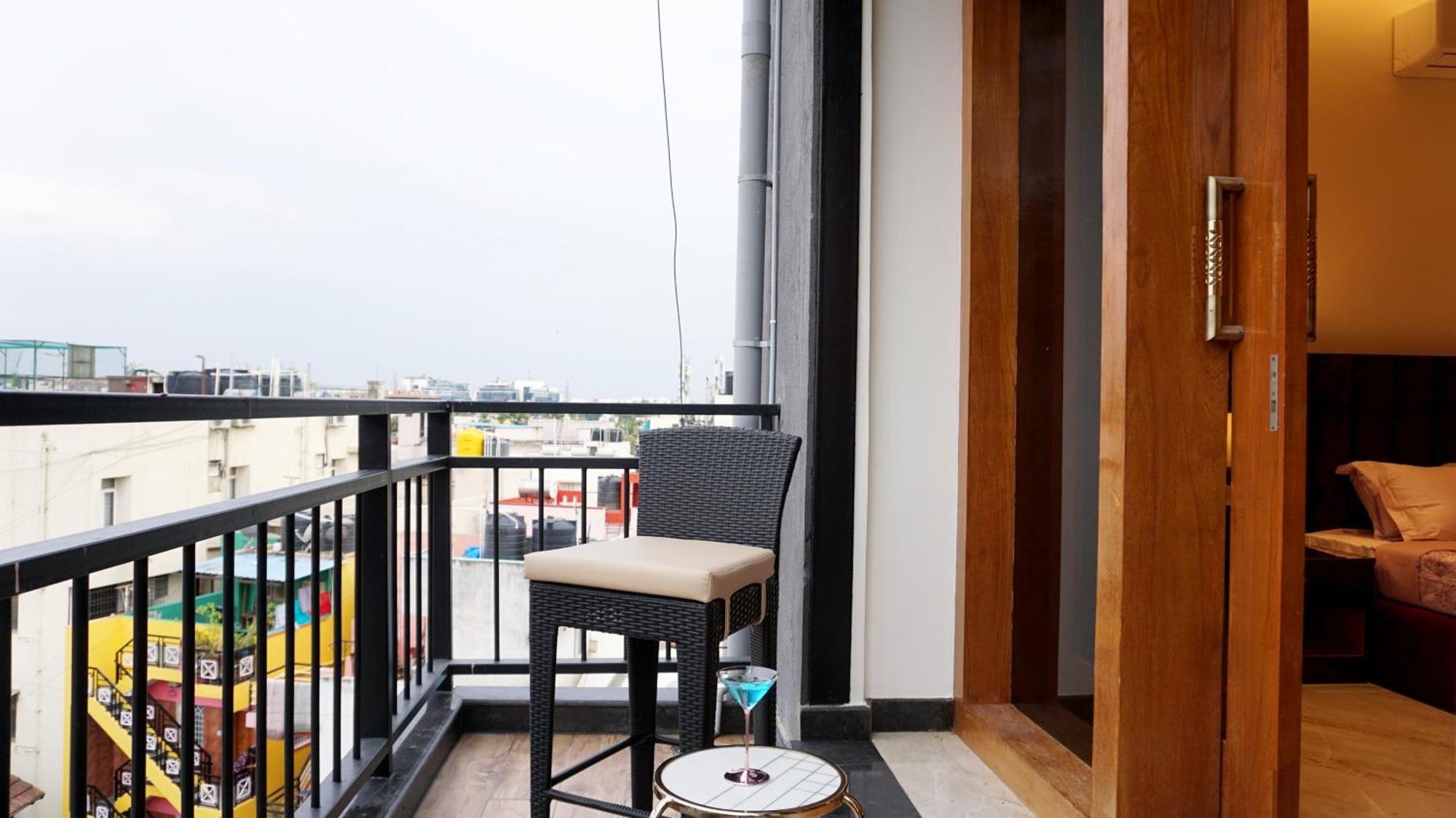 Апартаменты The Pentouz On 100 Feet Road Indiranagar - An Urban Luxury Retreat Бангалор Экстерьер фото