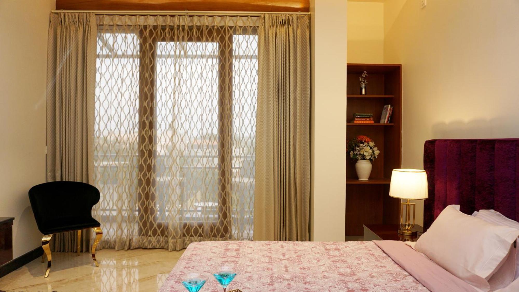 Апартаменты The Pentouz On 100 Feet Road Indiranagar - An Urban Luxury Retreat Бангалор Экстерьер фото