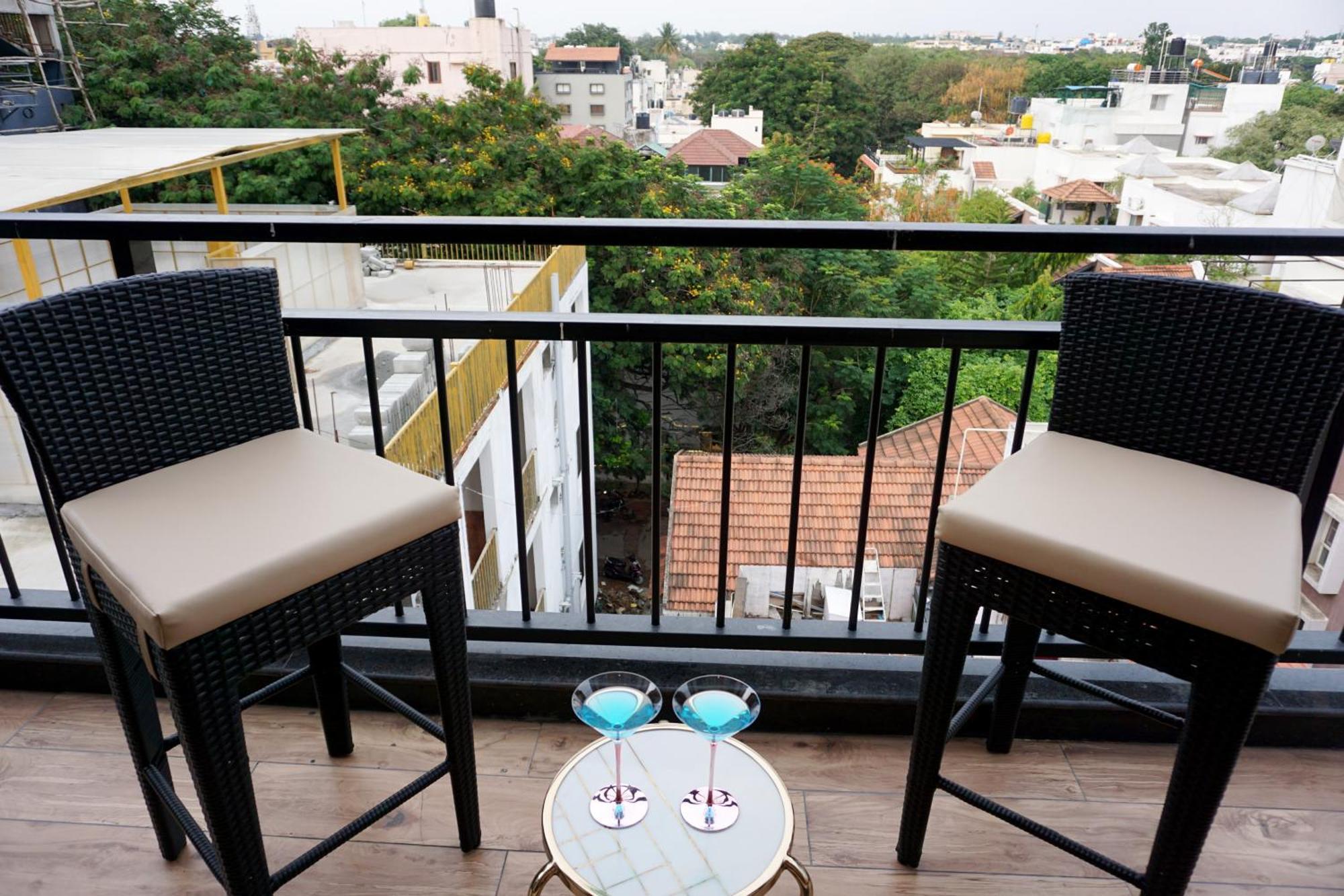 Апартаменты The Pentouz On 100 Feet Road Indiranagar - An Urban Luxury Retreat Бангалор Экстерьер фото