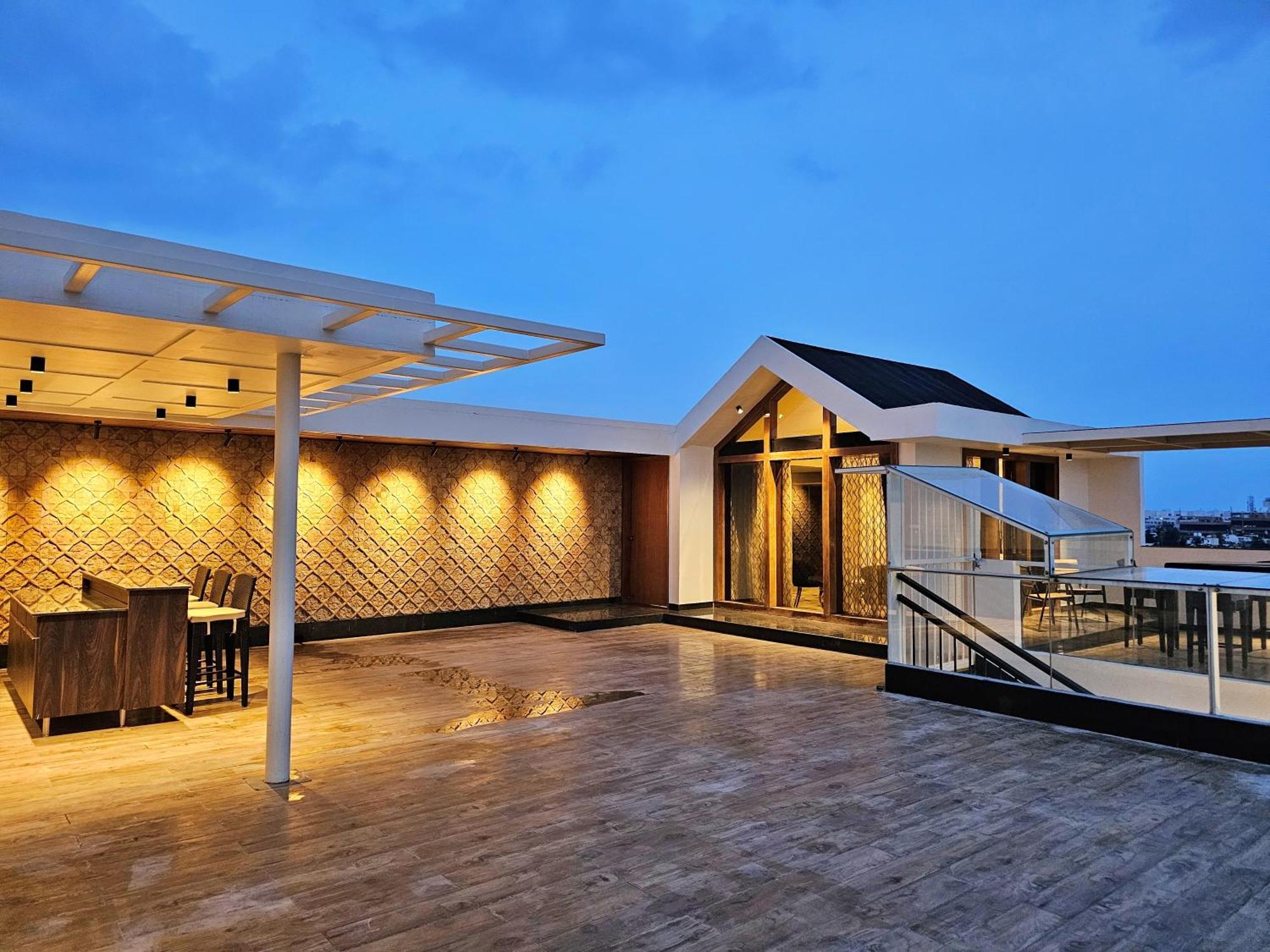 Апартаменты The Pentouz On 100 Feet Road Indiranagar - An Urban Luxury Retreat Бангалор Экстерьер фото