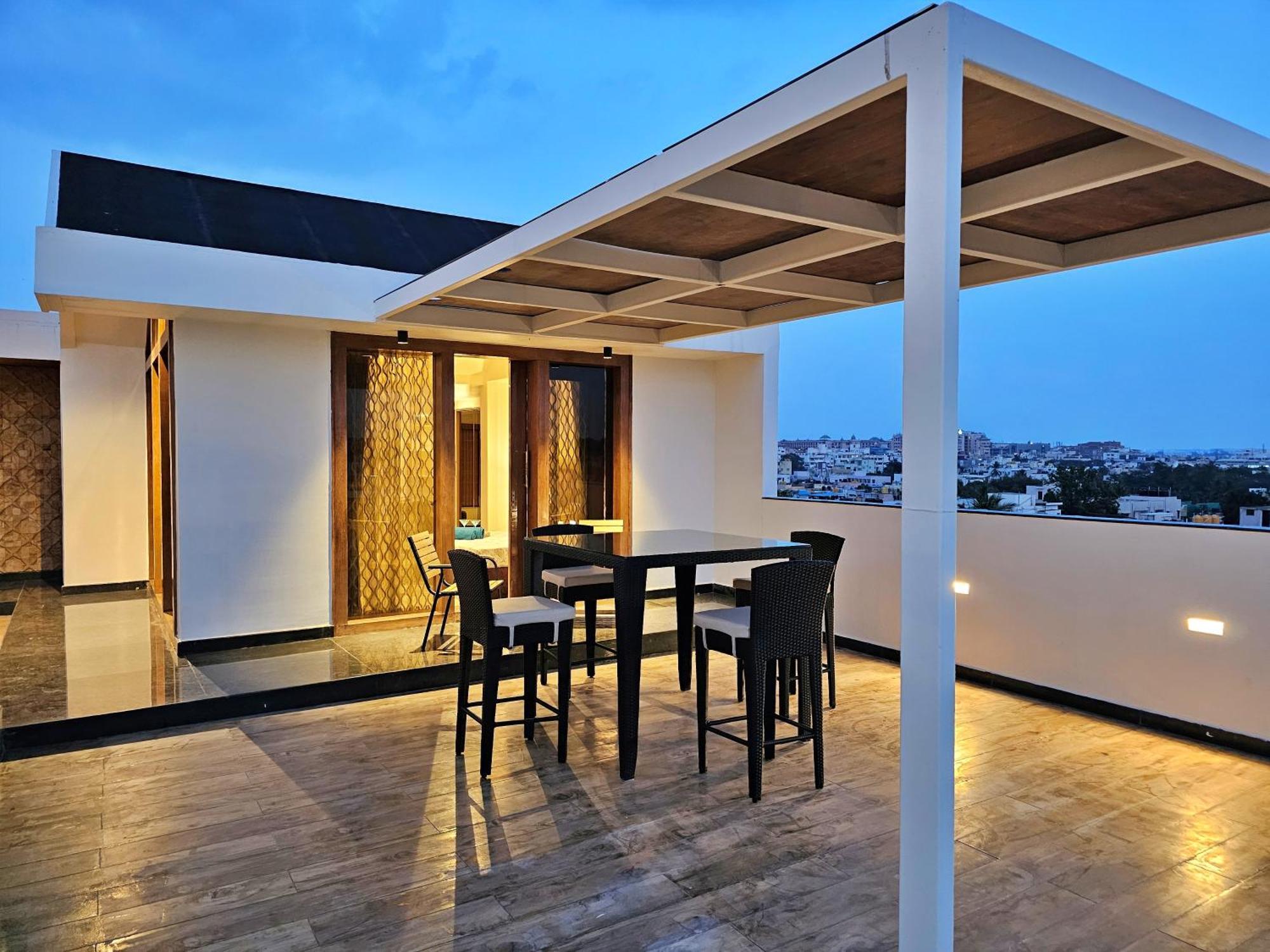Апартаменты The Pentouz On 100 Feet Road Indiranagar - An Urban Luxury Retreat Бангалор Экстерьер фото