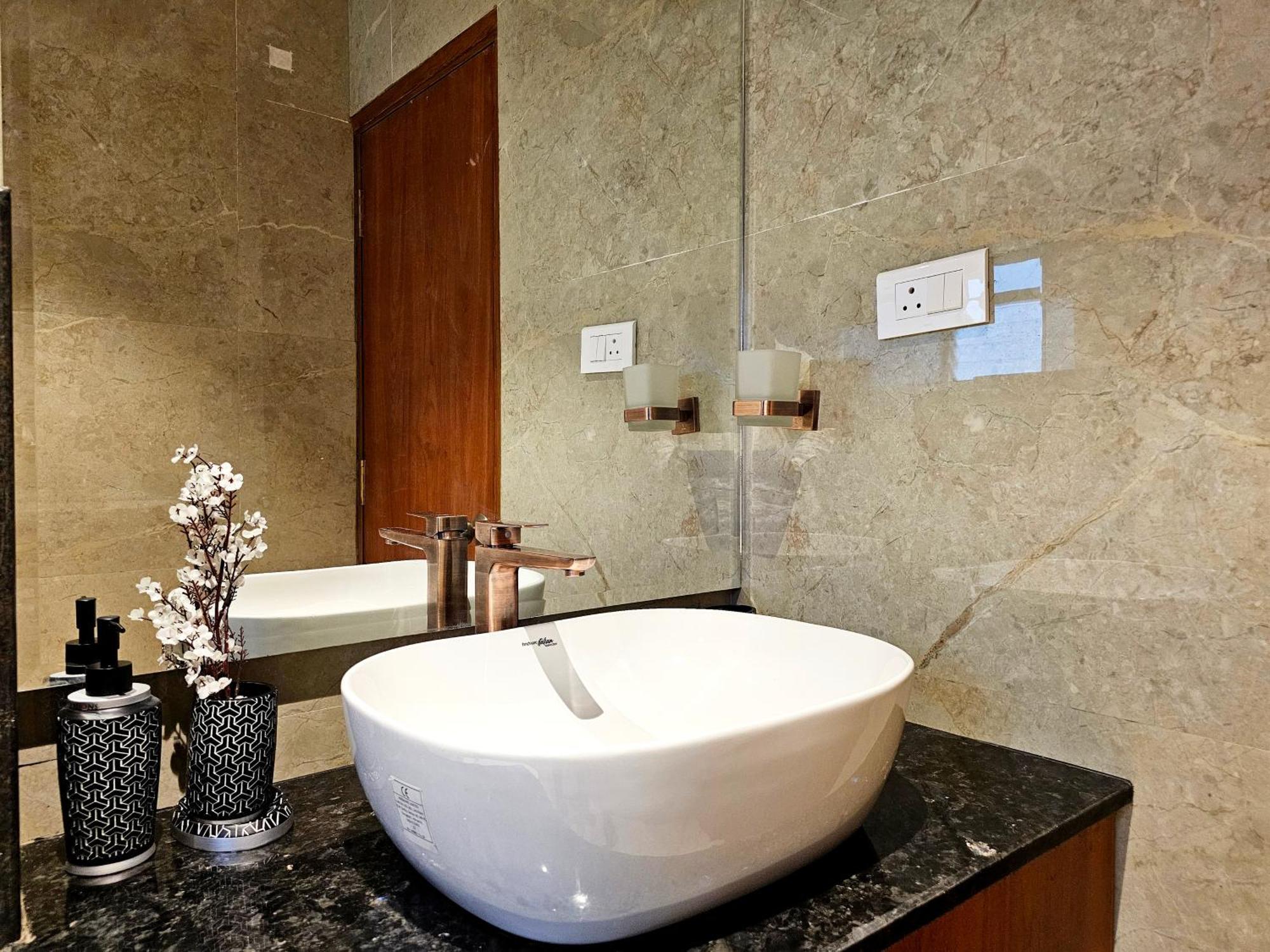 Апартаменты The Pentouz On 100 Feet Road Indiranagar - An Urban Luxury Retreat Бангалор Экстерьер фото