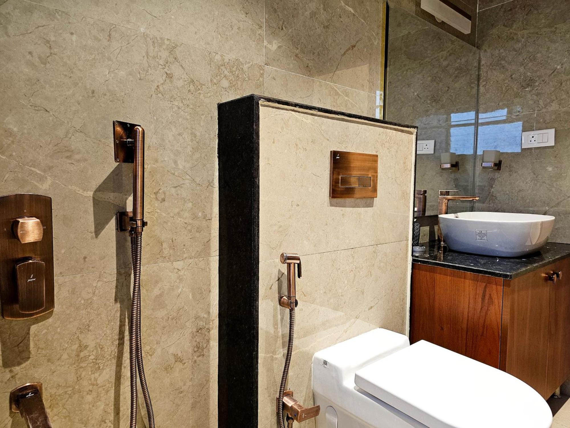 Апартаменты The Pentouz On 100 Feet Road Indiranagar - An Urban Luxury Retreat Бангалор Экстерьер фото