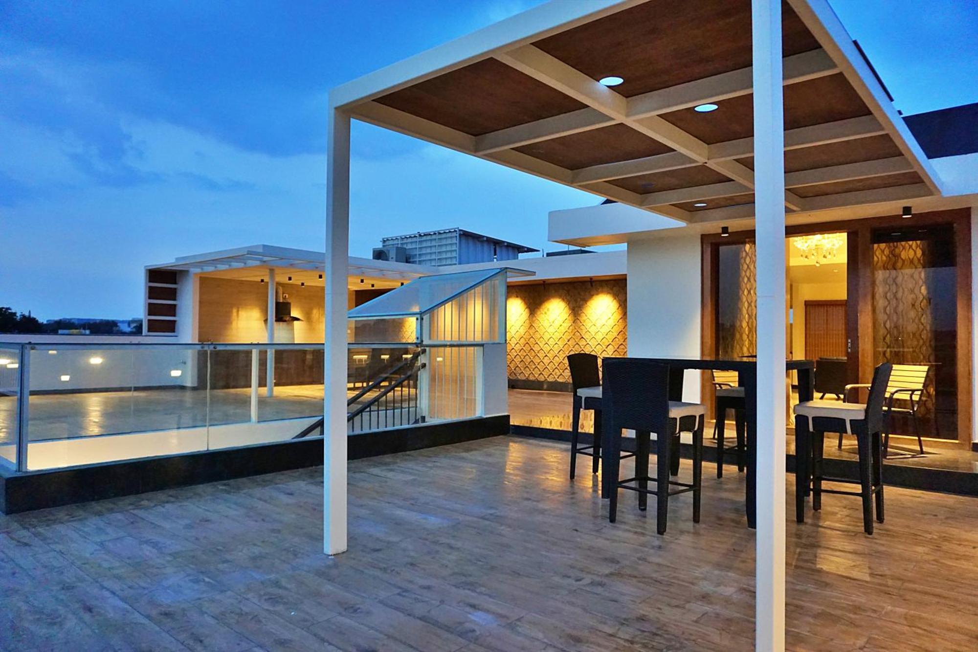 Апартаменты The Pentouz On 100 Feet Road Indiranagar - An Urban Luxury Retreat Бангалор Экстерьер фото